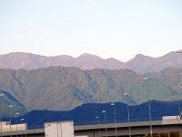 奥、中央野山が「蛭ヶ岳」・・・ズームすると山荘らしき建物が見えます