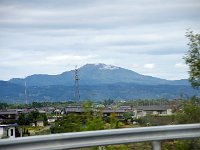 飯綱山がくっきりと・・・こちらは薄曇り。守られておりますね！！
