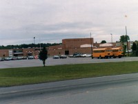 学校とスクールバス