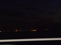 海の向うには京浜工業地帯の明かり。空には飛行機。