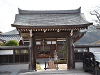 実相寺に比べると、立派な山門・本堂ですね。